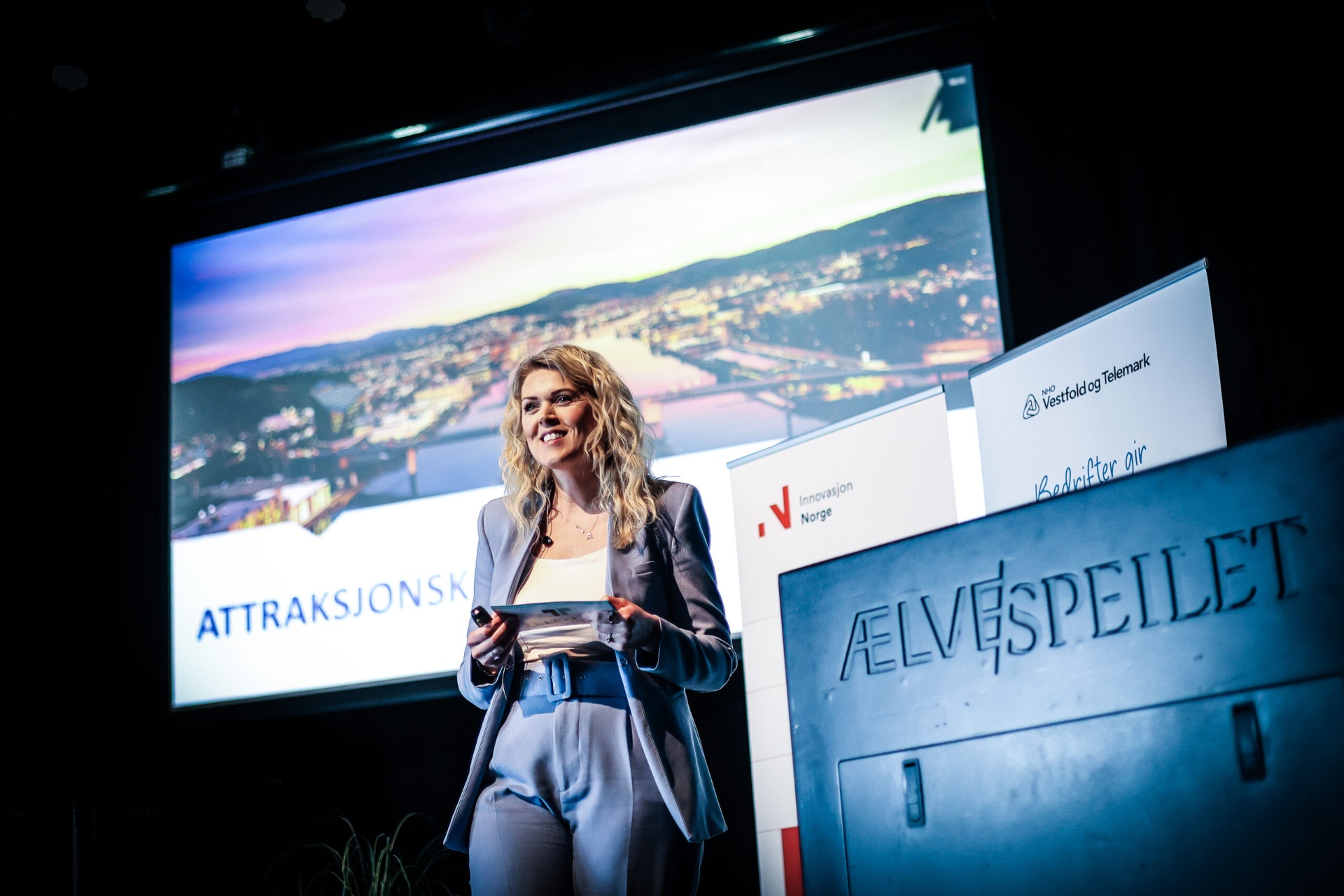 Anne-Hege Svartdal holder foredrag om reiselivsstrategi og destinasjonsutvikling på en reiselivskonferanse